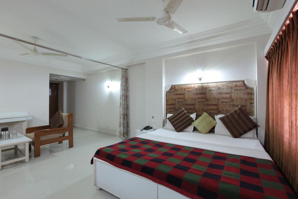 Hotel Prudent Vadodara Zimmer foto