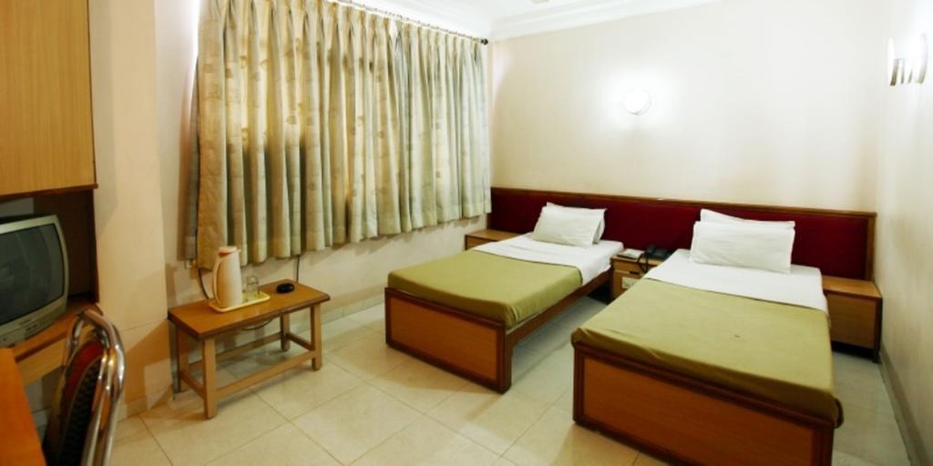 Hotel Prudent Vadodara Zimmer foto