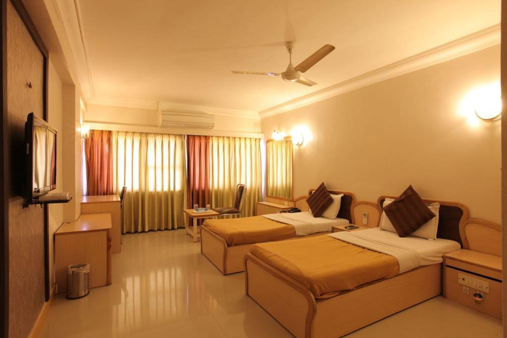 Hotel Prudent Vadodara Zimmer foto