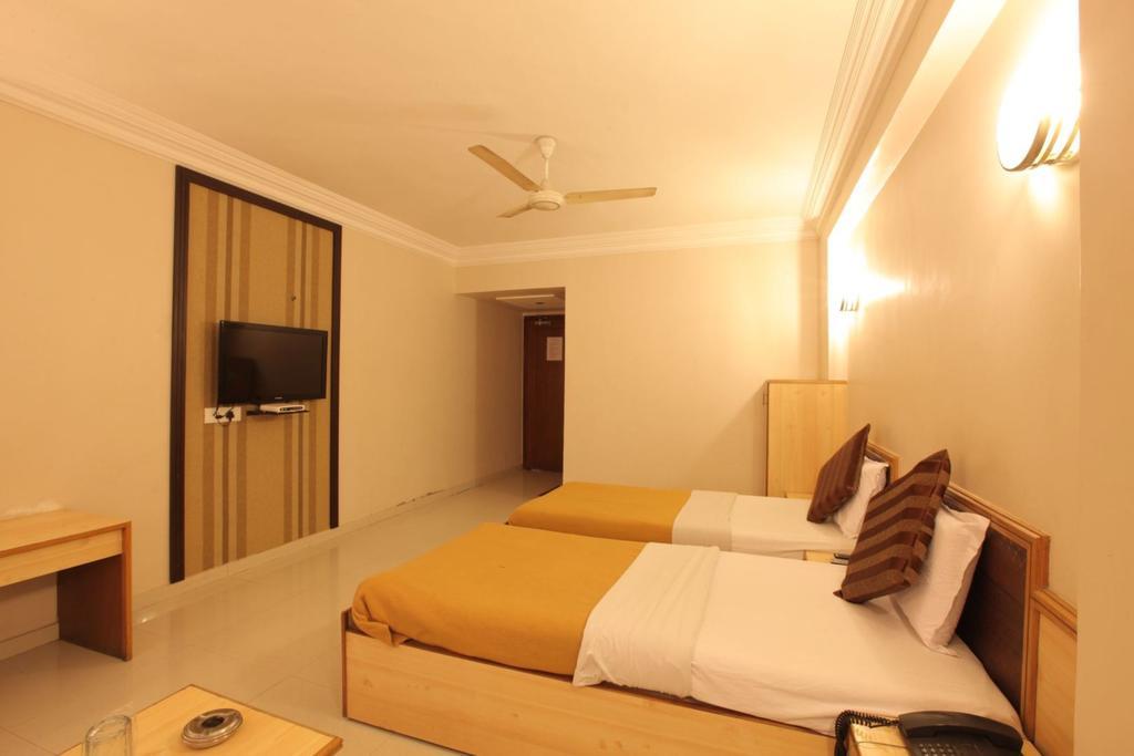 Hotel Prudent Vadodara Zimmer foto