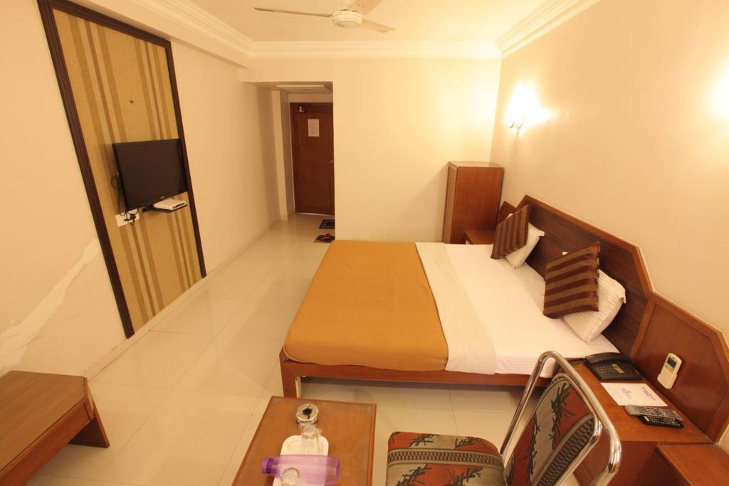 Hotel Prudent Vadodara Zimmer foto