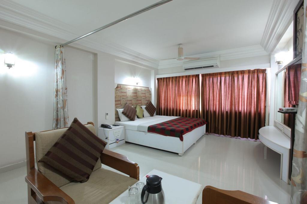 Hotel Prudent Vadodara Zimmer foto